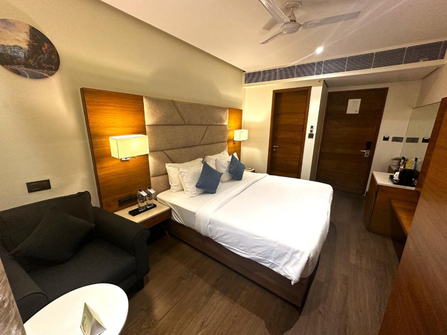 The Glory Suites Near Igi Airport New Delhi Bagian luar foto